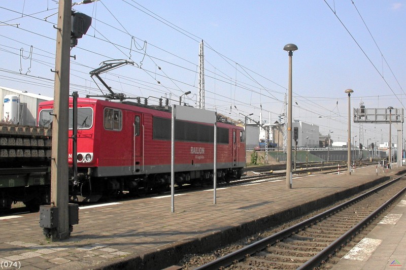 Bahn 074.jpg - Eine Ellok BR 155 kommt mit dem Schwellenzug in Waren aus Richtung Neustrehlitz an.